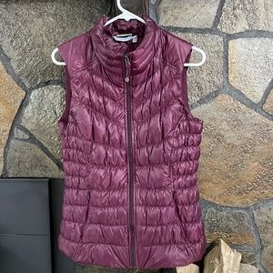 Athleta down vest burgundy size medium great condition!